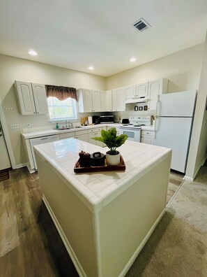 Private kitchen - Apalach Escape-  Walking Distance to Everything (Apalachicola)