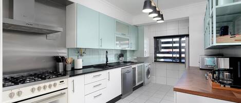 Køleskab, mikrobølgeovn, ovn, kogeplade