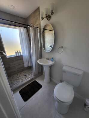 Douche, serviettes fournies, savon, papier toilette