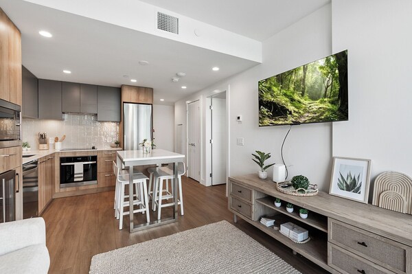 Aqua Corner Unit W Amazing View 614 - Kelowna