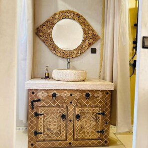 Combined shower/bathtub, towels, soap, shampoo - Amrad luxury camp (Taouz)