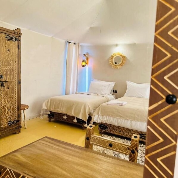 Luxury Quadruple Room | Desk