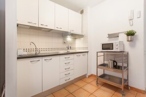 Geladeira, micro-ondas, cooktop, cafeteira/chaleira