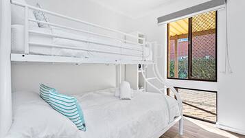 2 habitaciones, tabla de planchar con plancha y cuna de viaje