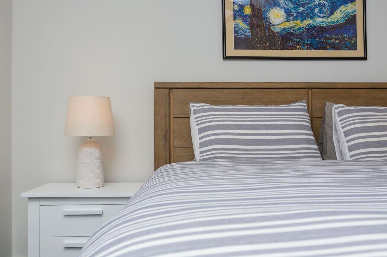 2 chambres, bureau, fer et planche à repasser, lit parapluie