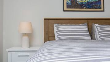 2 chambres, bureau, fer et planche Ă repasser, lit parapluie