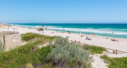 Magic Location! 1km to Scarborough Beach!