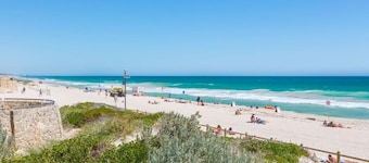 Magic Location! 1km to Scarborough Beach!