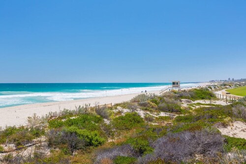 Magic Location! 1km to Scarborough Beach!