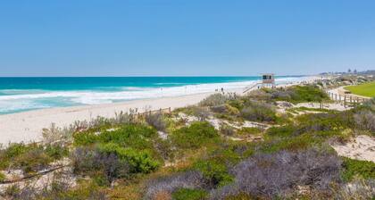 Magic Location! 1km to Scarborough Beach!