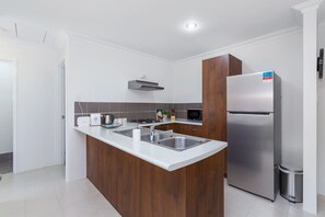 Réfrigérateur, four à micro-ondes, un four, surface de cuisson