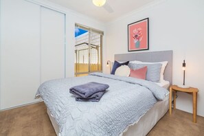 3 bedrooms, desk, iron/ironing board, travel cot - Stylish cottage - escape the hustle & bustle! (Beeliar)