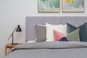 3 soverom, skrivebord, strykejern/-brett og reiseseng for barn