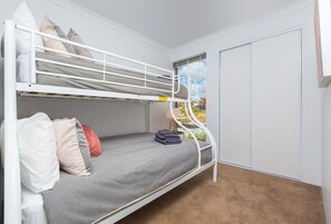 3 habitaciones, escritorio y tabla de planchar con plancha 
