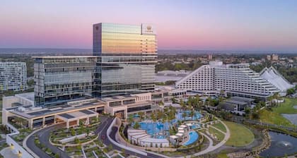 Heart of Wembley! 2 BR, 6km to Floreat Beach!