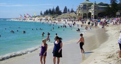 Heart of Wembley! 2 BR, 6km to Floreat Beach!