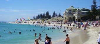 Heart of Wembley! 2 BR, 6km to Floreat Beach!