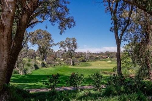 A1 - Stylish, light-filled 2 bed apt. Free Wi-Fi!