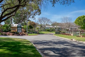 Property grounds - A1 - Stylish, light-filled 2 bed apt. Free Wi-Fi! (Connolly)