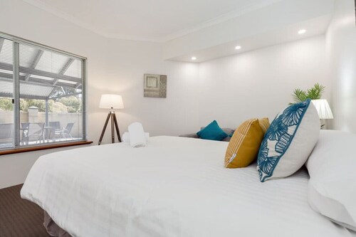 A1 - Stylish, light-filled 2 bed apt. Free Wi-Fi!