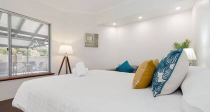 A1 - Stylish, light-filled 2 bed apt. Free Wi-Fi!