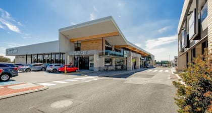 A1 - Stylish, light-filled 2 bed apt. Free Wi-Fi!