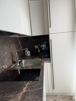 Microwave, oven, stovetop, dishwasher - L'incanto delle 9 Torri - Exclusive apartment in central Milan (Milano)
