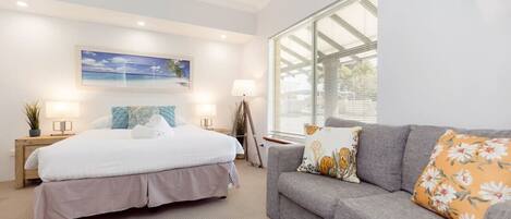 2 quartos, escrivaninha, ferros/tábuas de passar roupa