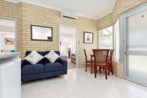 TV - A2 - Spacious Apartment w/ Wi-Fi + Kitchenette (Connolly)