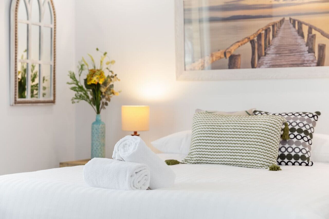 2 habitaciones, escritorio, tabla de planchar con plancha y wifi gratis 