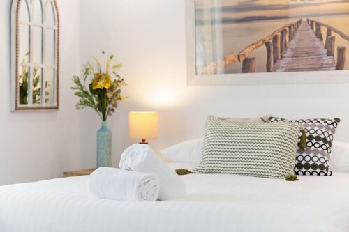 A3 - Modern Apt w/ Free Parking + Private Bathroom