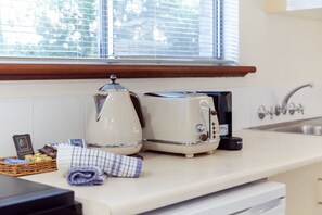 Interior - A4 - Deluxe 1 bedroom, 1 bathroom apartment! (Connolly)