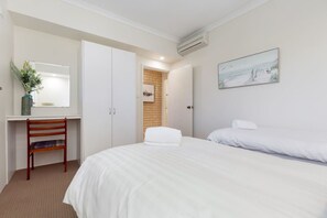 1 soverom, skrivebord, strykejern/-brett og reiseseng for barn