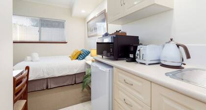 A8 - Enjoy a romantic weekend at cozy studio apt.