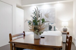 1 bedroom, desk, iron/ironing board, free WiFi - A7 - Escape the city | studio with FREE parking! (Connolly)