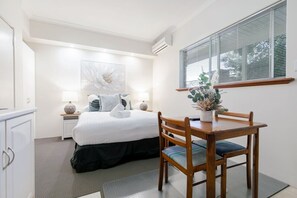 1 bedroom, desk, iron/ironing board, free WiFi - A7 - Escape the city | studio with FREE parking! (Connolly)