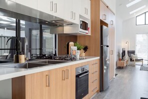 Jääkaappi, mikroaaltouuni, uuni, liesi