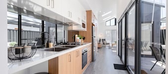 Living luxe in Yokine! King bed & free parking!!