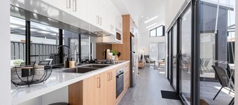 Living luxe in Yokine! King bed & free parking!!