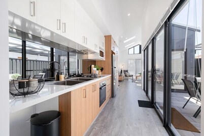 Living luxe in Yokine! King bed & free parking!!