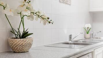 Een koelkast, een microgolfoven, een oven, een kookplaat