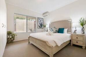 3 bedrooms, desk, iron/ironing board, free WiFi