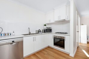 Kjøleskap, mikrobølgeovn, ovn og kokeplater