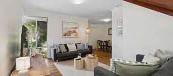 Seaside townhouse escape... stroll to the sea!