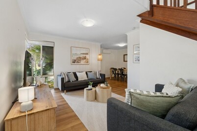 Seaside townhouse escape... stroll to the sea!