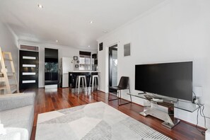 TV - Lovely 1 bedroom unit with free parking! Free WIFI (Osborne Park)
