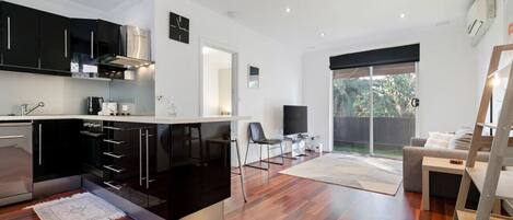 Jääkaappi, mikroaaltouuni, uuni, liesi