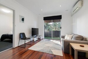 TV - Lovely 1 bedroom unit with free parking! Free WIFI (Osborne Park)