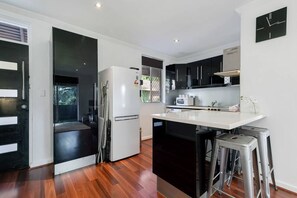 Fridge, microwave, oven, stovetop - Lovely 1 bedroom unit with free parking! Free WIFI (Osborne Park)