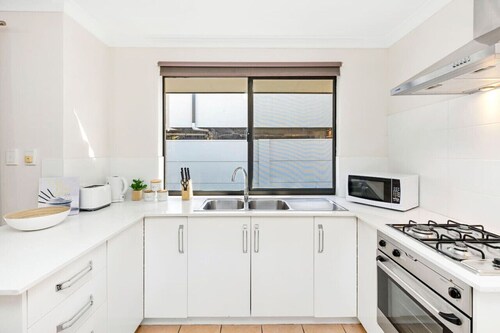 3BR, townhouse in Belmont! 3.5km to airport.